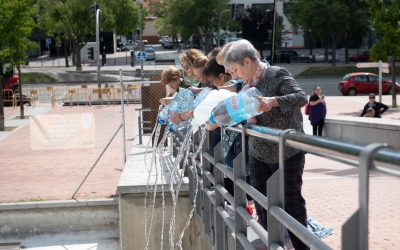 Els participants buidant aigua al llac del Parc Catalunya 
